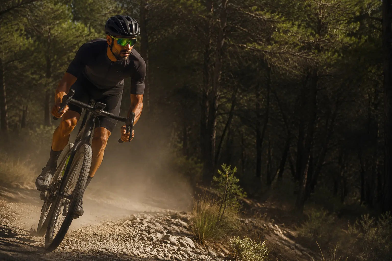 Ciclista de gravel en terreno técnico