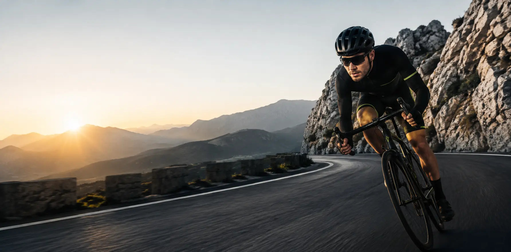 Ciclista con gafas deportivas