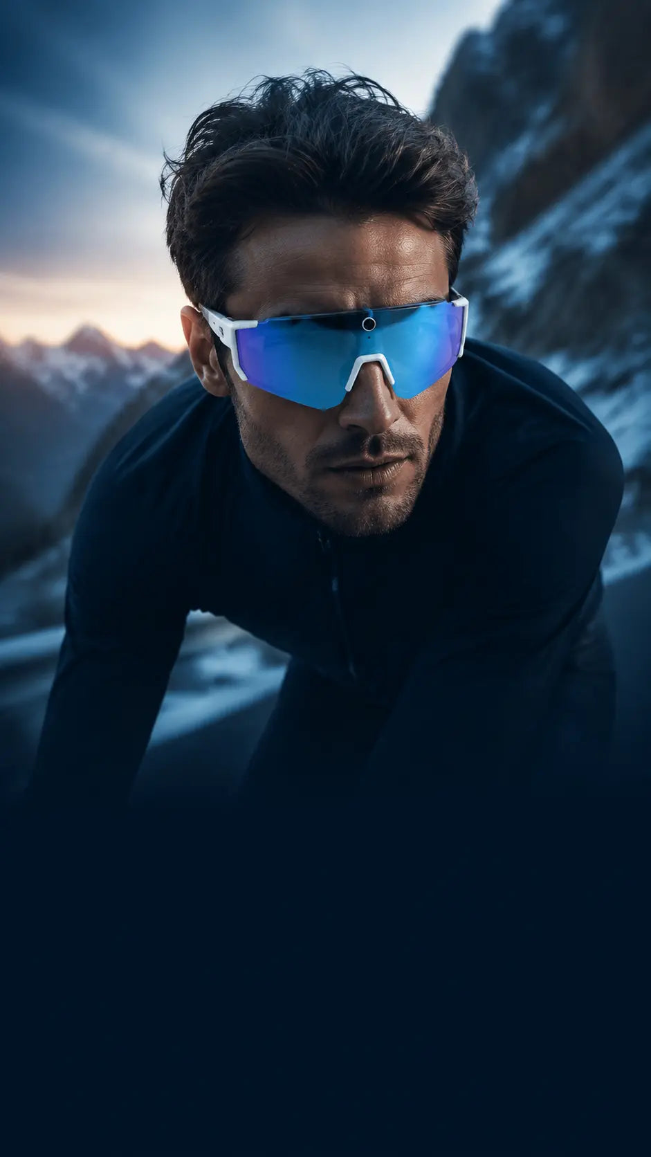 Ciclista con VYRON TITAN Alpine Volt y cámara integrada